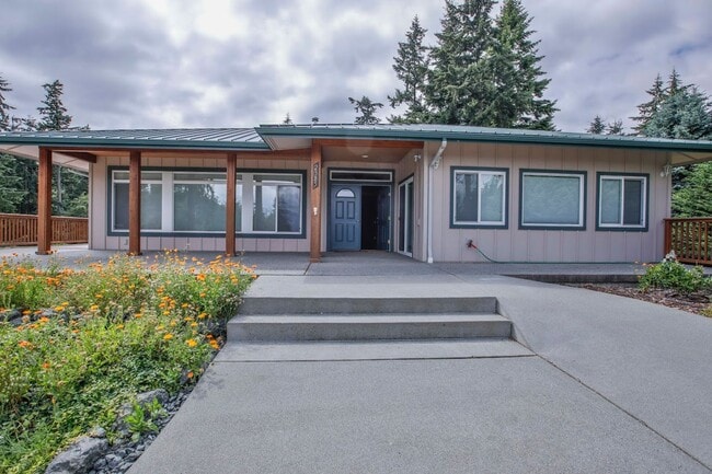 Building Photo - Gorgeous Home on 2.5 Acres and Pet Friendly!