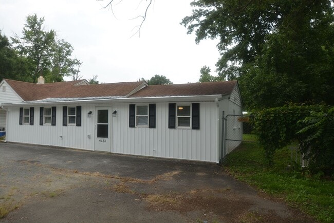 Building Photo - Updated and Charming 3 Bedroom 1.5 Bathroo... Rental