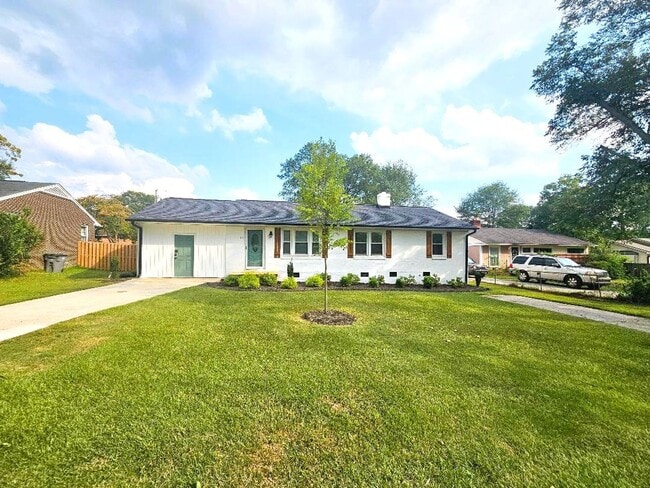 Photo - 3 Bedroom home minutes from Prisma Health and Downtown Greenville