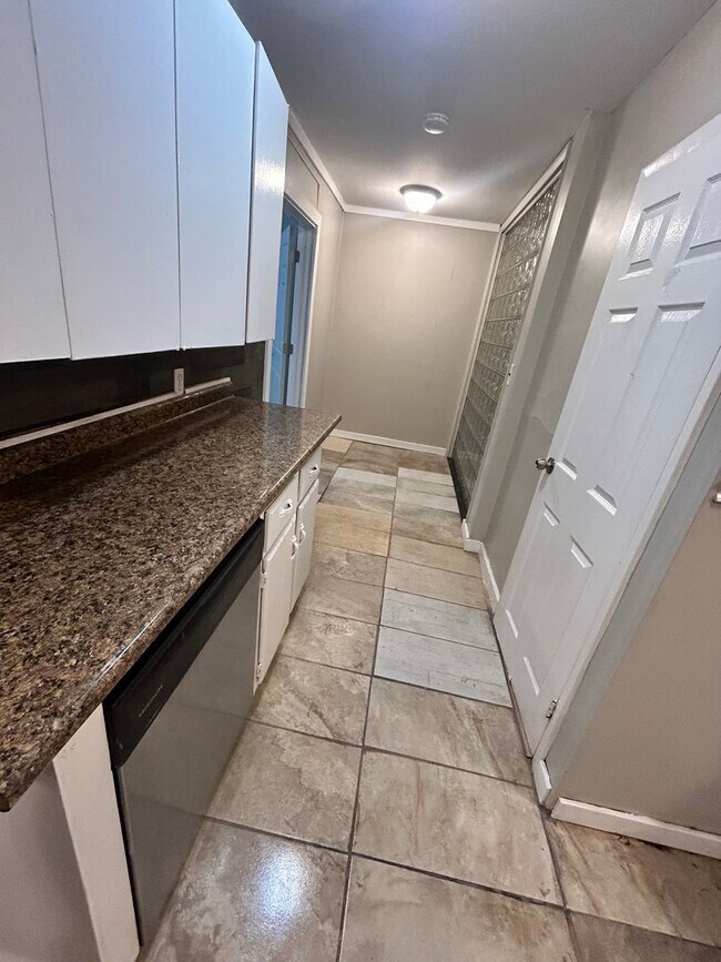 Photo - 804 E 14th St Unit Apt 1