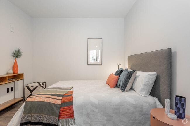 2BD, 2BA - 1,072SF