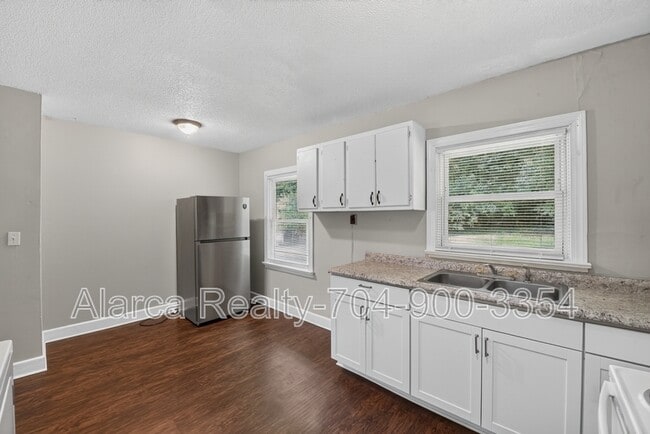 Photo - 1007 Green Cir Dr