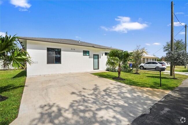 Building Photo - 808 NW 5th Terrace Rental