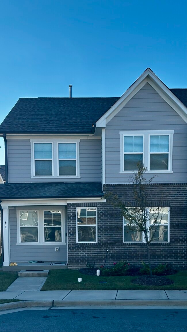 Building Photo - 806 Courting St