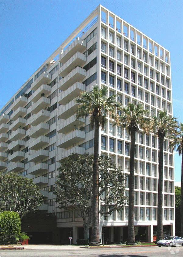The front along Hollywood Boulevard - Hollywood Versailles Tower Apartments