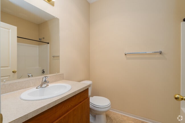 2BR, 2BA - 918SF - Bathroom - Lakeside Apartments