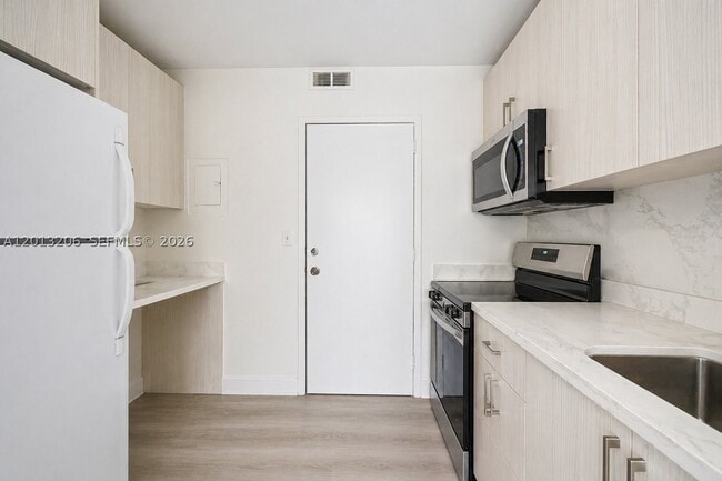 Photo - 9800 W Bay Harbor Dr Unit 406