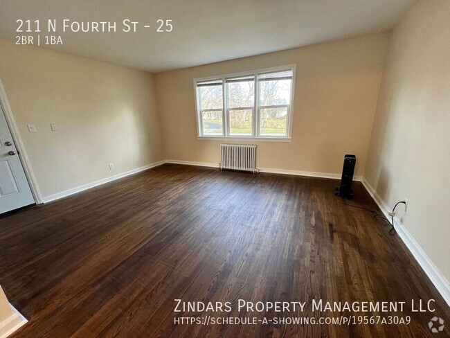 Building Photo - Newly Renovated 2 Bed 1 Bath Apartment at ... Unit 25