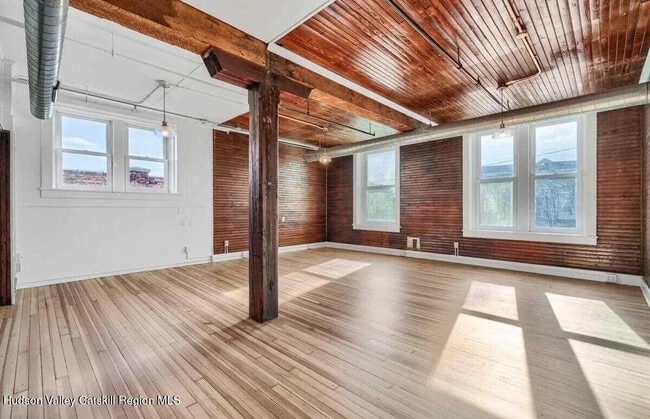 Building Photo - 15 Railroad Ave Rental