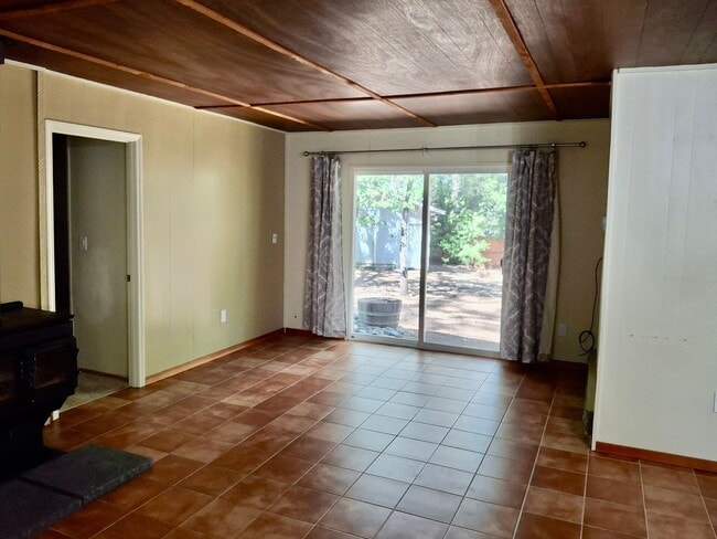 Photo - 1588 Quail Ln