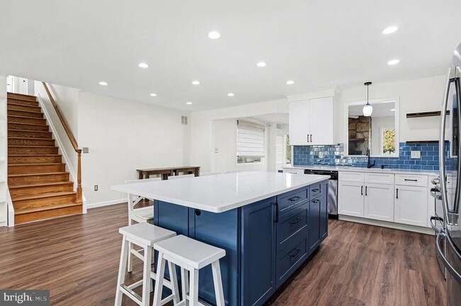 Photo - 906 Shelburne Rd