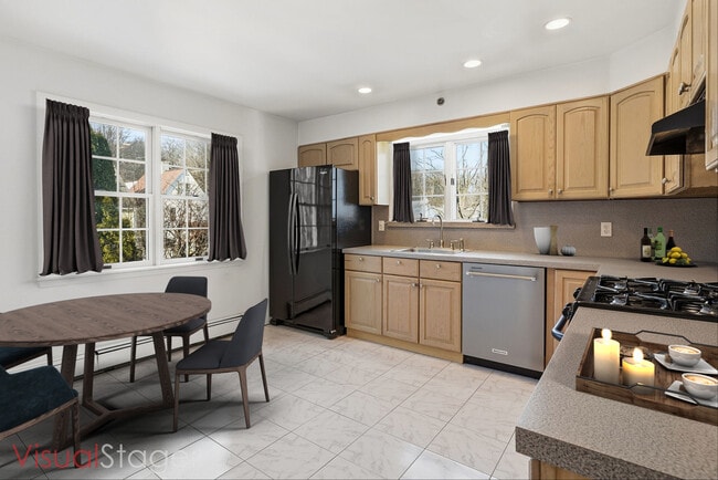 Eat-in-Kitchen - 53 Prince St Unit 2