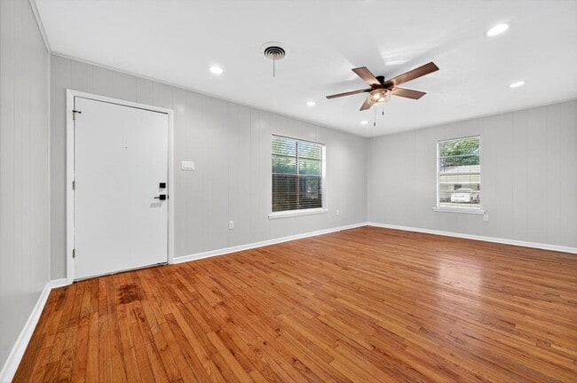 Photo - 707 Carver St