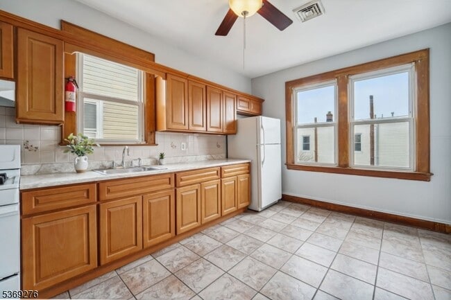 Photo - 410 E Kinney St Apartamento