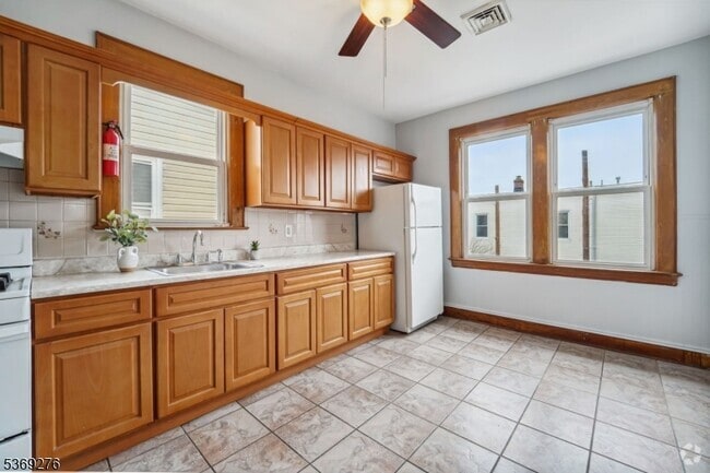 Building Photo - 410 E Kinney St Rental