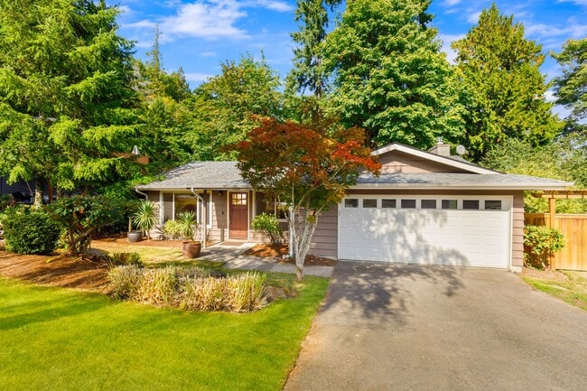 Building Photo - 4 Bedroom Rambler Close to Everything in Redmond!