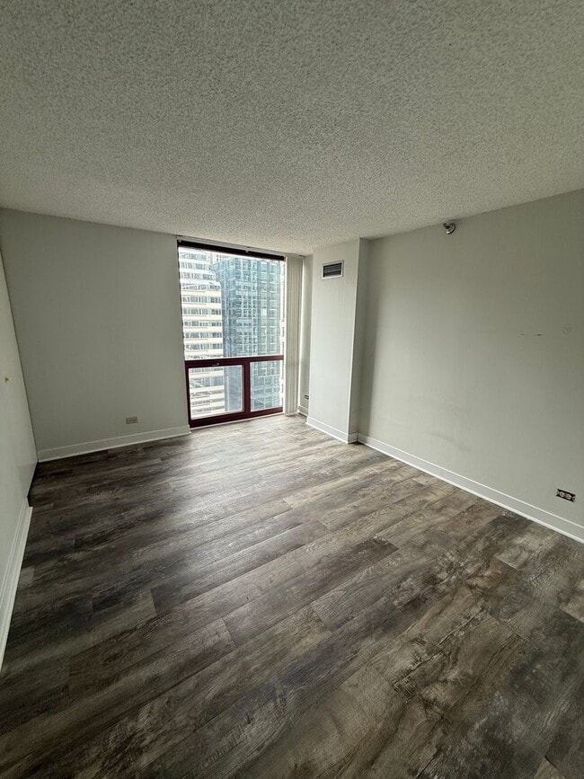 Photo - 200 N Dearborn St