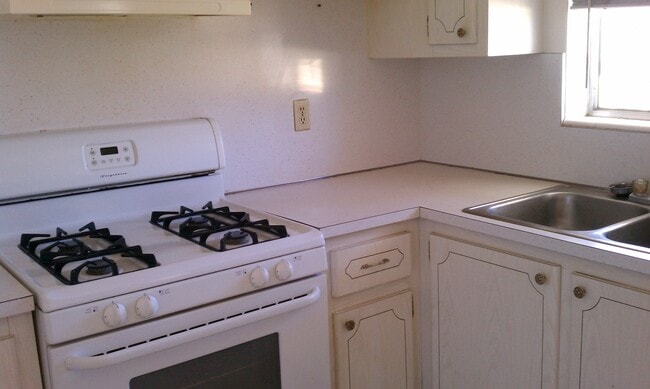 kitchen - 122 Detroit St