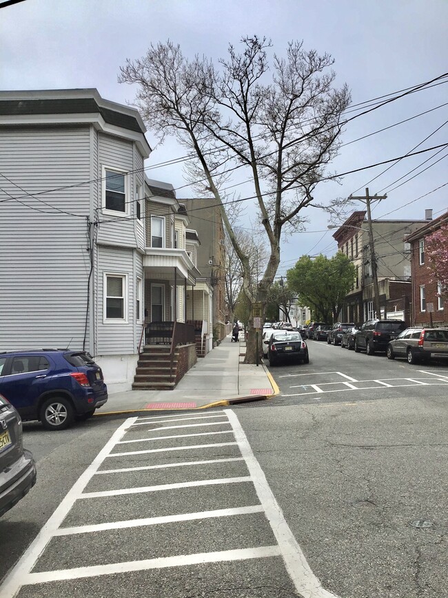 Building Photo - 506 Gregory Ave Unit 1DPLX