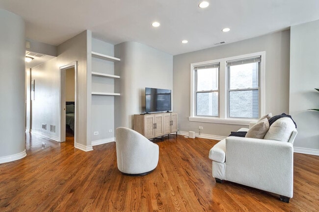 Building Photo - 2214 W Barry Ave Unit ID1359762P