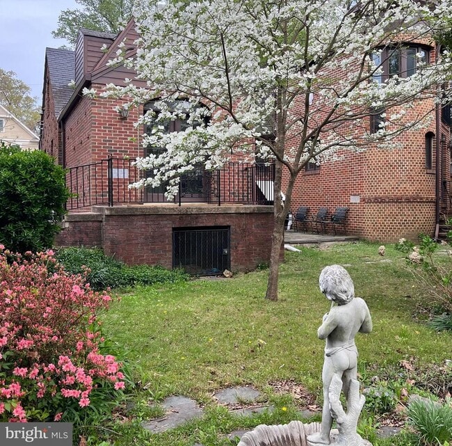 Photo - 8904 Grant St