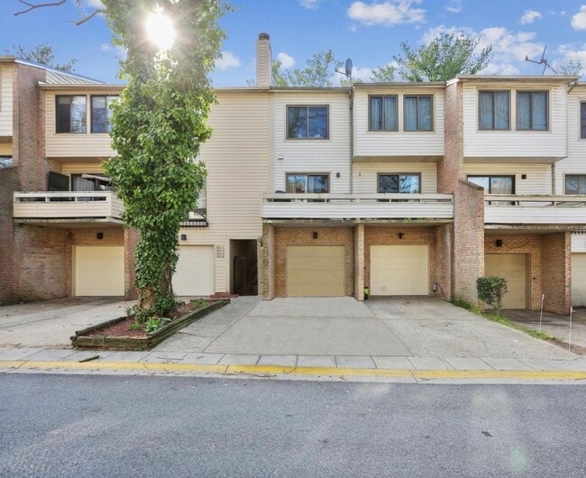 Building Photo - Modern Comfort in Sought-After Gaithersburg