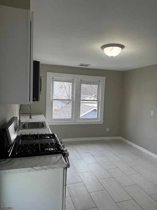 Photo - 375 Tower St