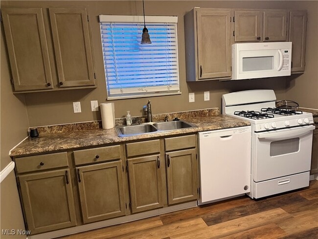 Photo - 195 Surrey Ln