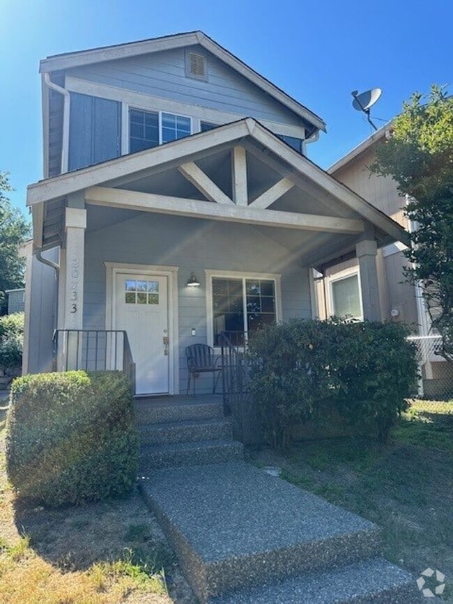 Building Photo - 3 BEDROOM 2.5 BATH HOME WITH GARAGE