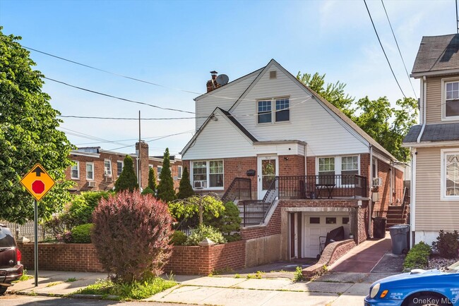 Building Photo - 59-46 157th St Unit 2