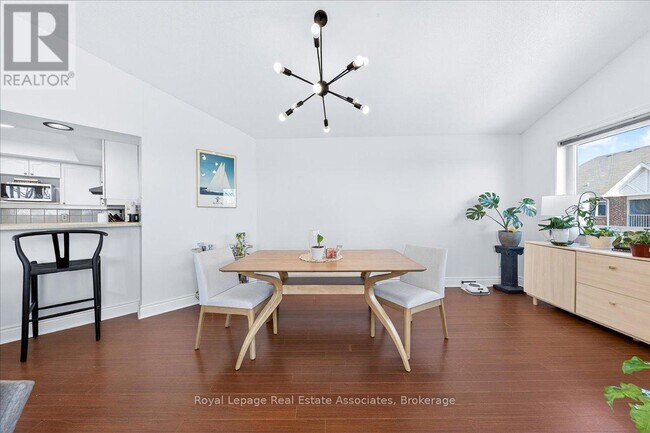 Photo - 75 Bristol Rd E