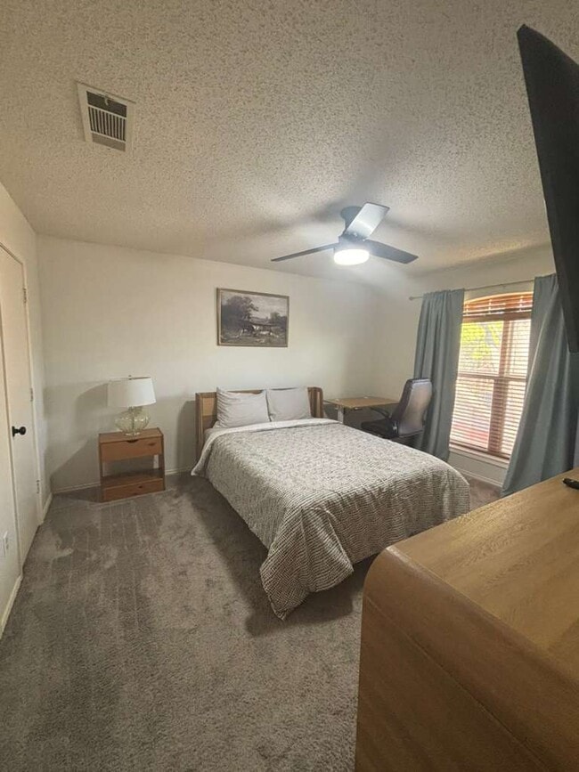 Building Photo - 606 Bandera St