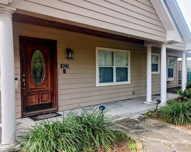 Photo - 923 W 41st St