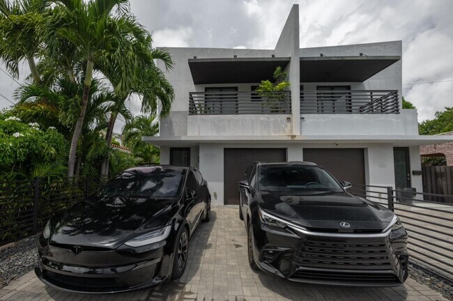 Building Photo - 1635 SW 19th Ter