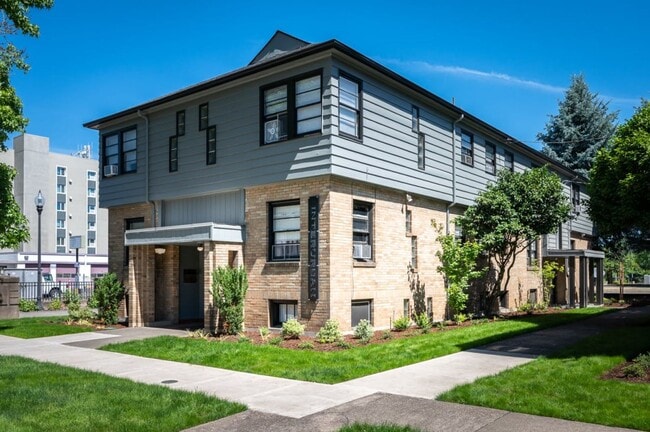 Building Photo - Tired of Roommates? Claim Your Own Space a... Unit 203W