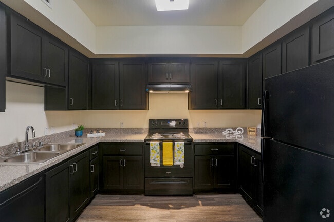 2BR, 1BA - 840SF