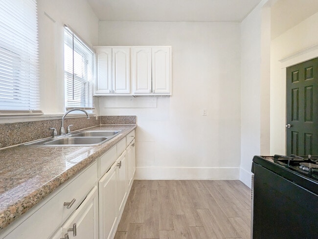 Photo - 435 W 4th St Unidad 1/2