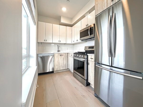 Building Photo - 917 Bennington St Unit 410 Rental