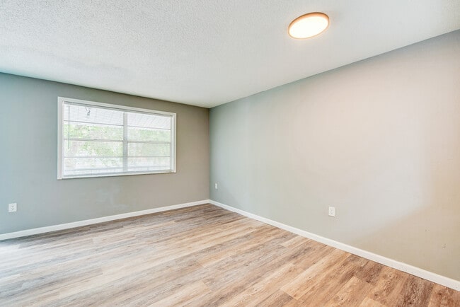 Photo - Country Club Oval Apartments