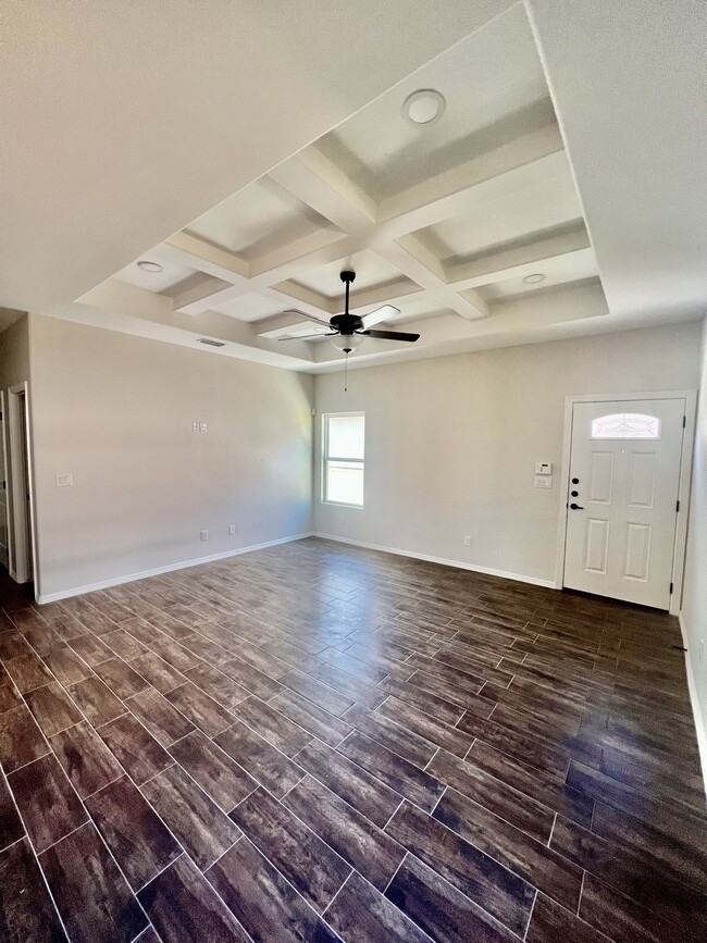 Living Room - 908 W La Pointe Ave Unit 3