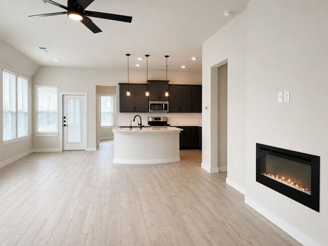 Photo - Beautiful 3 Bedroom Home + Study in Paramount