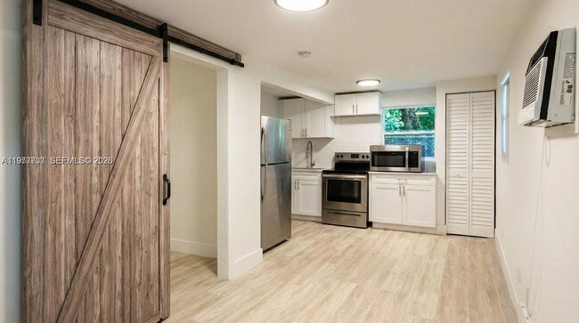 Building Photo - 128 NW 53rd St Unit C