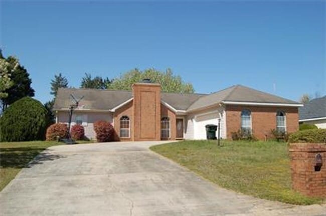 Building Photo - Charming All-Brick Corner Lot Home with Hot Tub & Fenced Yard