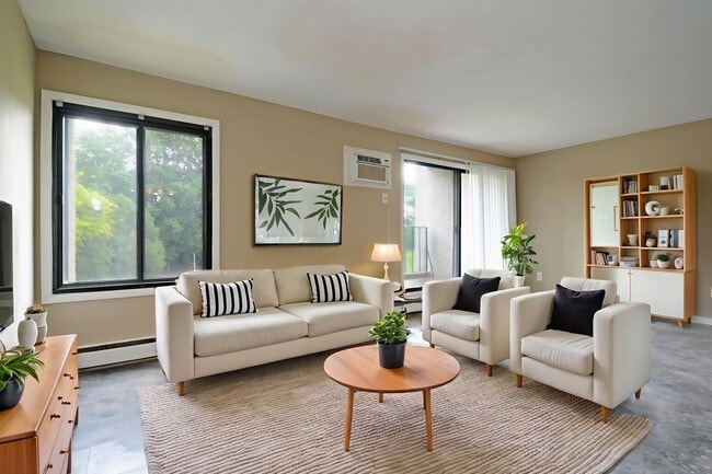 Building Photo - Spacious 3-Bed 1-Bath Condo For Rent in Ea... Unit 204