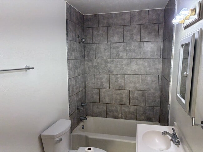 Photo - 115 S 8th St