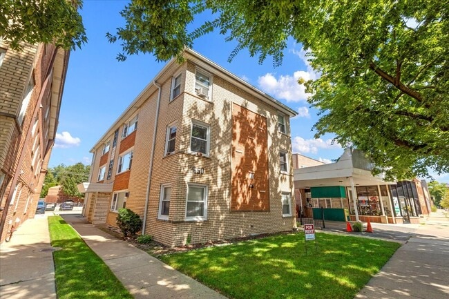 Building Photo - 2650 W Touhy Ave Rental