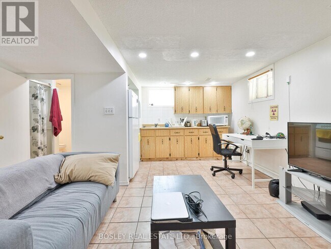 Photo - 283 Davisville Ave
