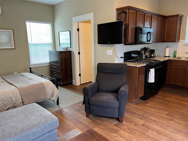 Modern Garage Apartment in Crestview Neighborhood!  Fully Furnished