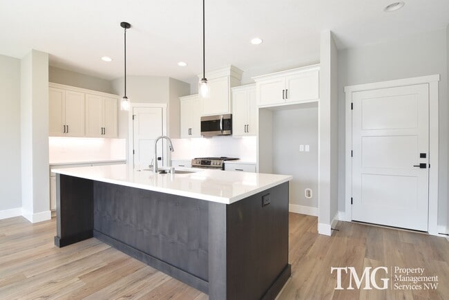 Photo - AmazingTownhome with Stunning Finishes! 1900+ Sq Ft, Fenced Yard!