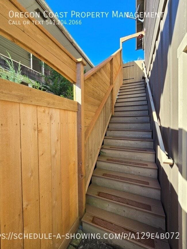 Photo - 350 NW Alder St